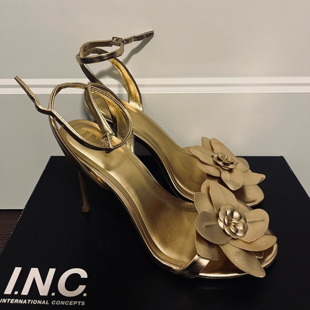 I.N.C. International Devynn Flower Dress Sandals in Gold Metallic, Size 7.5